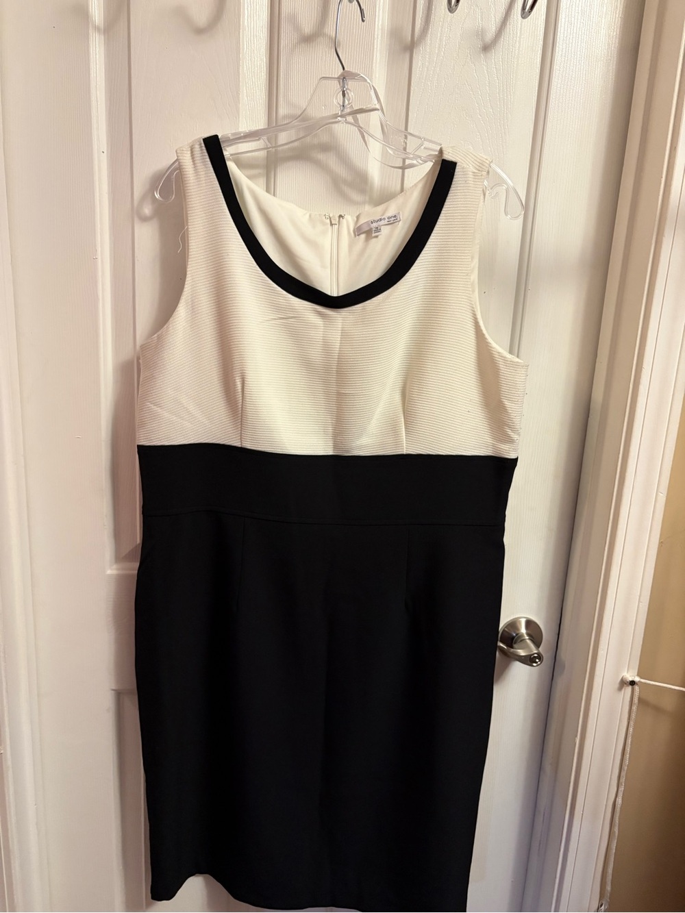 Studio One Black and White Sleeveless Sheath Dress